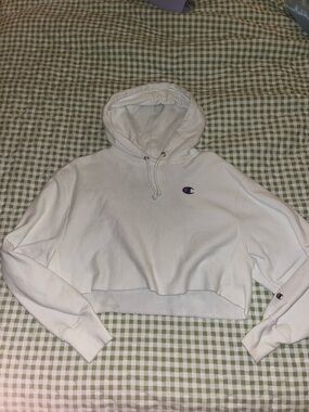 White cropped champion hoodie